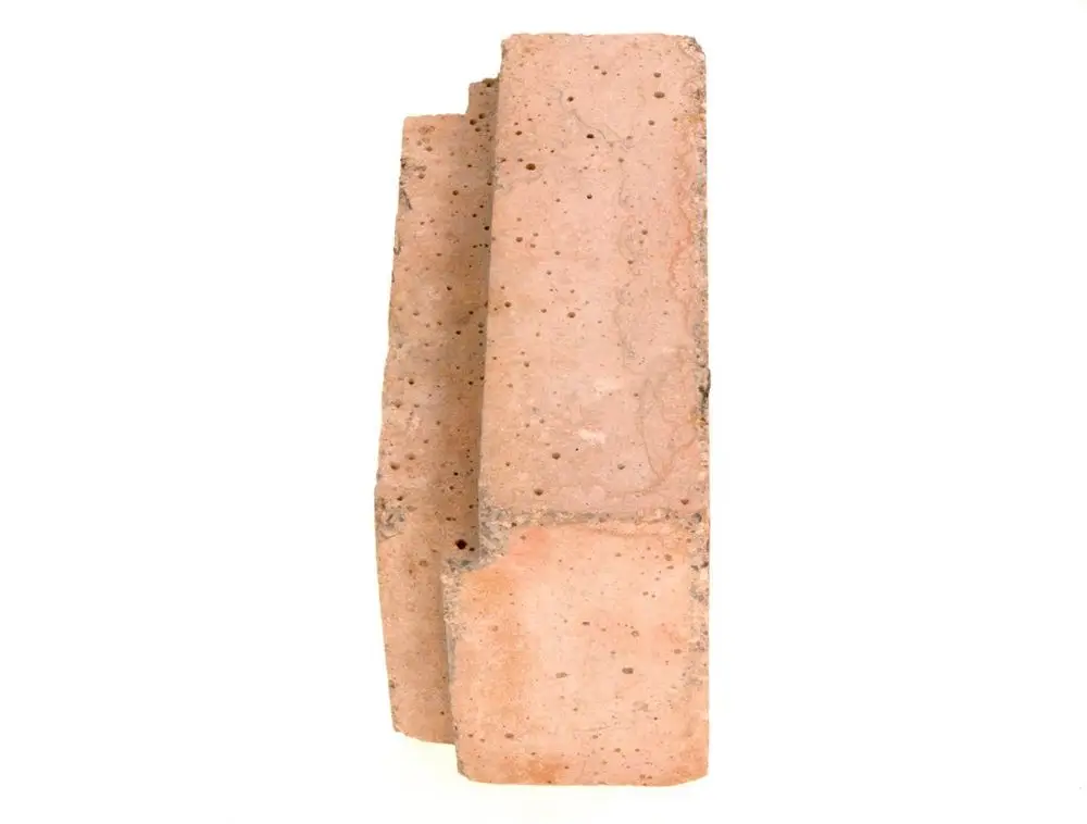 Keramisches Produkt von Bosch in rechteckiger Form, mit einer rauen Oberfläche und kleinen Löchern, in einer neutralen Farbe.